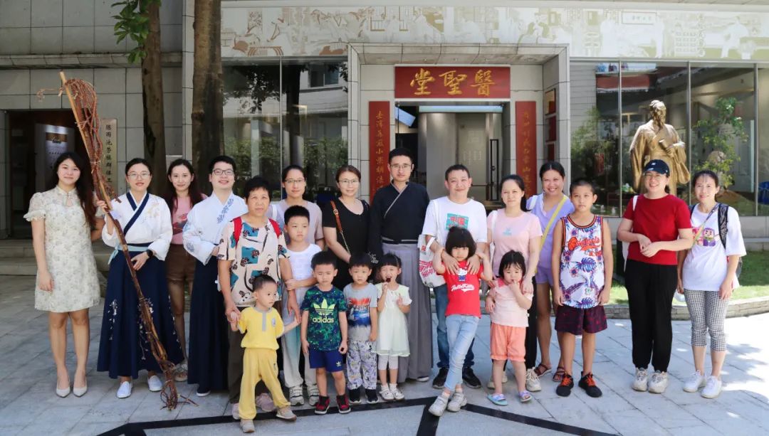 学千古名方 悟非遗传承——白云山PP电子5金狮公司组织开展主题非遗体验活动